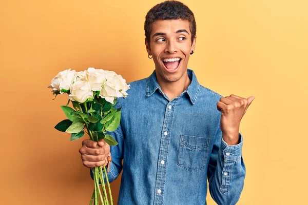 Ung Afrikansk Amercian Man Håller Blommor Pekar Tummen Upp Till — Stockfoto