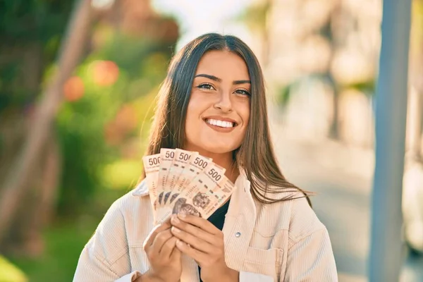 Jovencita Hispana Sonriendo Feliz Sosteniendo Billetes Mexicanos 500 Pesos Parque — Foto de Stock