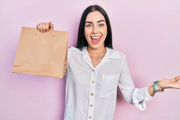 Hermosa Mujer Con Ojos Azules Sosteniendo Llevar Bolsa Papel Celebrando —  Fotos de Stock