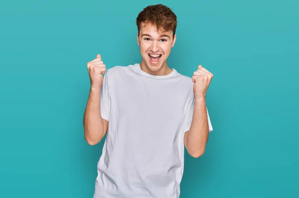 Joven Hombre Caucásico Vistiendo Camiseta Blanca Casual Celebrando Sorprendido Sorprendido — Foto de Stock