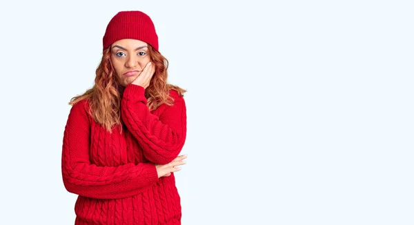 Jonge Latijnse Vrouw Draagt Casual Kleding Denken Kijken Moe Verveeld — Stockfoto