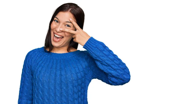 Jonge Latijns Amerikaanse Vrouw Draagt Casual Kleding Doen Vrede Symbool — Stockfoto