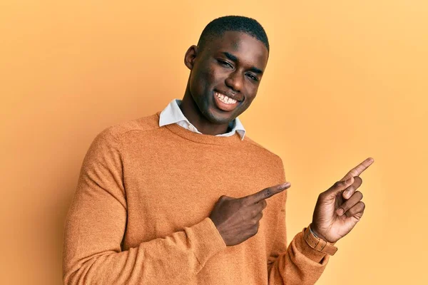 Ung Afrikansk Amerikan Man Bär Casual Kläder Ler Och Tittar — Stockfoto