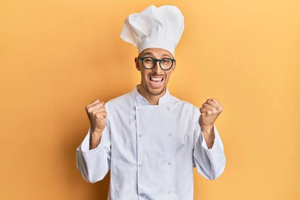 Hombre Calvo Con Barba Vistiendo Uniforme Cocinero Profesional Celebrando Sorprendido —  Fotos de Stock