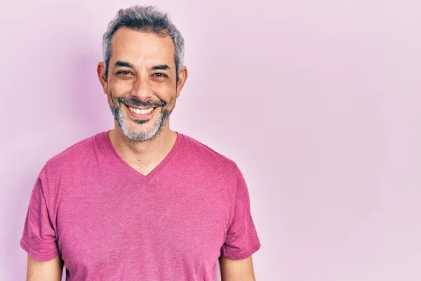 Bonito Homem Meia Idade Com Cabelos Grisalhos Vestindo Camiseta Rosa — Fotografia de Stock