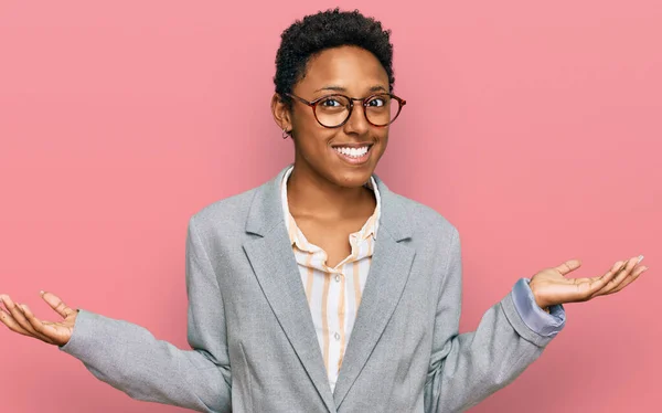 Joven Mujer Afroamericana Vistiendo Ropa Negocios Sonriendo Mostrando Ambas Manos —  Fotos de Stock