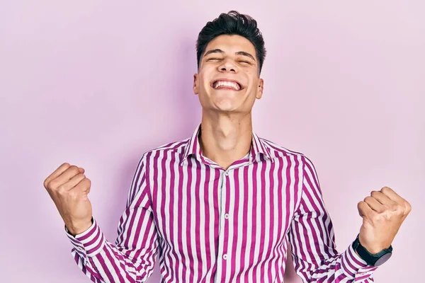 Jeune Homme Hispanique Portant Des Vêtements Décontractés Très Heureux Excité — Photo