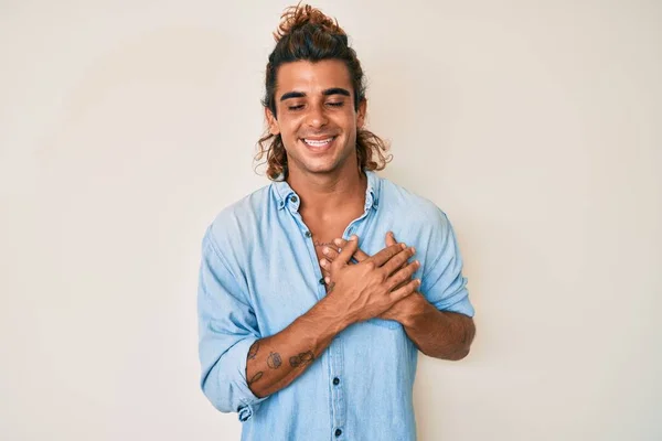 Jovem Hispânico Vestindo Estilo Verão Sorrindo Com Mãos Peito Com — Fotografia de Stock