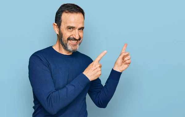 Homem Hispânico Meia Idade Vestindo Roupas Casuais Sorrindo Olhando Para — Fotografia de Stock