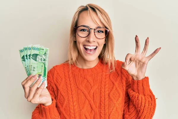 Beautiful Blonde Woman Holding 10000 South Korean Won Banknotes Doing — Stock Photo, Image