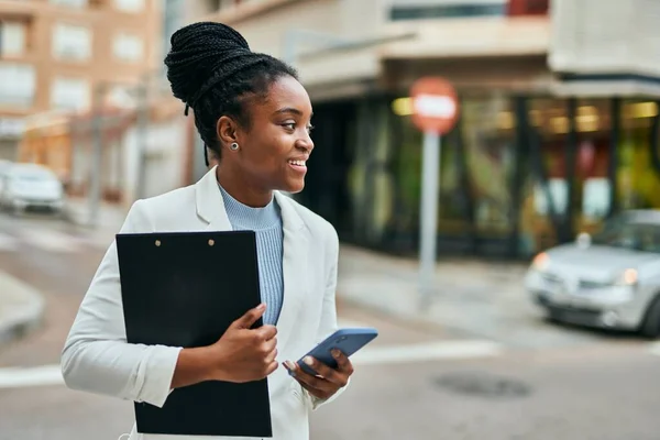 Νεαρή Αφροαμερικανή Επιχειρηματίας Που Χρησιμοποιεί Smartphone Κρατώντας Πρόχειρο Στην Πόλη — Φωτογραφία Αρχείου
