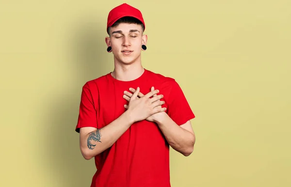 Joven Chico Caucásico Con Dilatación Orejas Llevando Uniforme Parto Gorra —  Fotos de Stock