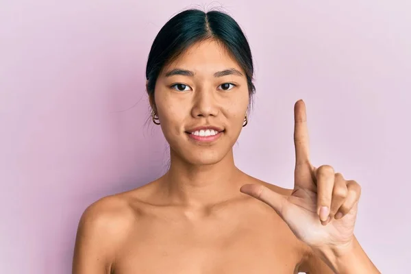 Jonge Chinese Vrouw Staat Topless Tonen Huid Tonen Wijzen Met — Stockfoto