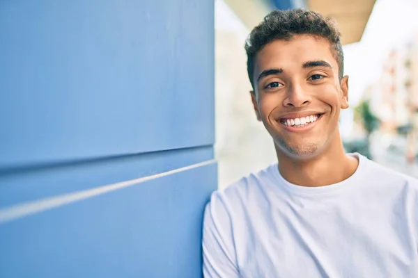 Ung Latin Man Ler Glad Lutar Sig Väggen Vid Staden — Stockfoto