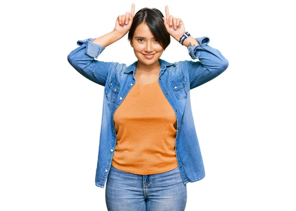 Jonge Mooie Latino Vrouw Met Kort Haar Dragen Casual Spijkerjasje — Stockfoto