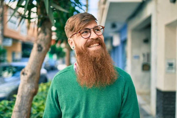 Ung Irländsk Man Med Rödhårigt Skägg Ler Glad Promenad Mot — Stockfoto