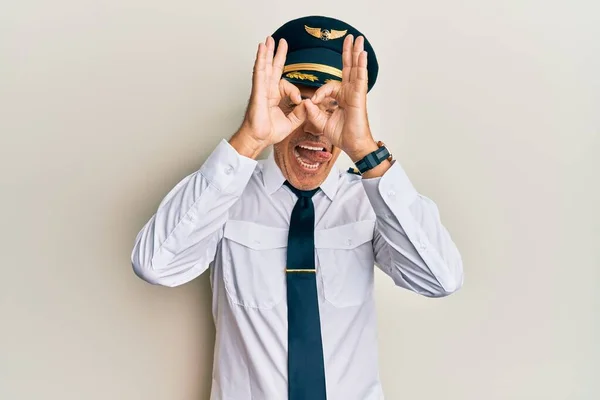 Knappe Man Van Middelbare Leeftijd Vliegtuigpilotenuniform Met Een Goed Gebaar — Stockfoto