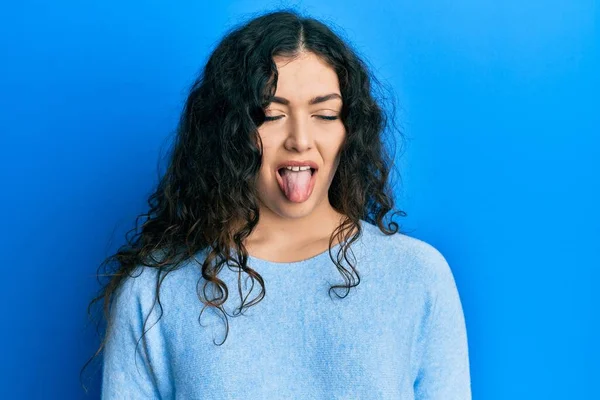 Jonge Brunette Vrouw Met Krullend Haar Draagt Casual Kleding Steken — Stockfoto