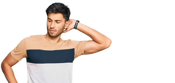Junger Gutaussehender Mann Legerer Kleidung Leidet Unter Nackenschmerzen Berührung Des — Stockfoto