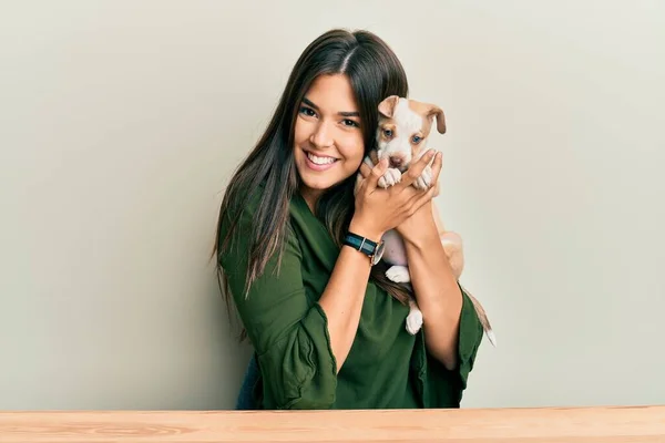 Menina Hispânica Jovem Sorrindo Feliz Abraçando Cão Sentado Mesa Sobre — Fotografia de Stock