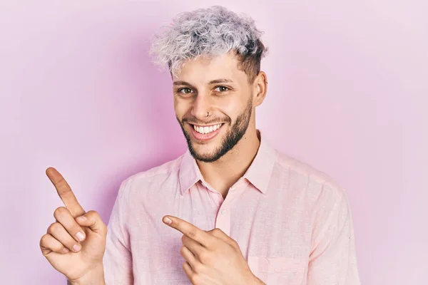 Jonge Spaanse Man Met Modern Geverfd Haar Casual Roze Shirt — Stockfoto