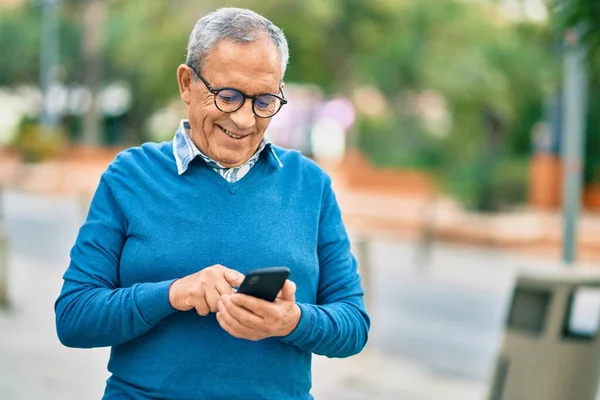 Starší Šedovlasý Muž Šťastně Usmívá Pomocí Smartphonu Městě — Stock fotografie