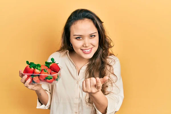 Joven Chica Hispana Sosteniendo Fresas Haciendo Señas Ven Aquí Gesto — Foto de Stock