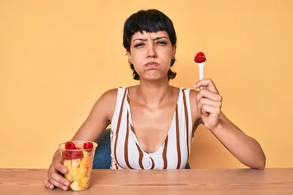 Mulher Morena Bonita Comendo Bochechas Frutas Frescas Saudáveis Com Rosto — Fotografia de Stock