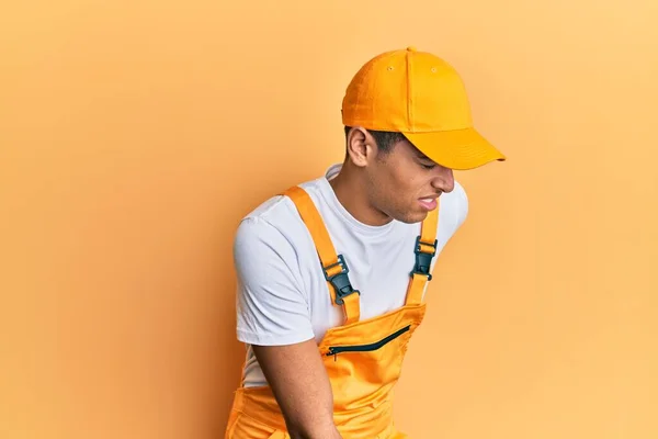 Jovem Homem Afro Americano Bonito Vestindo Uniforme Faz Tudo Sobre — Fotografia de Stock