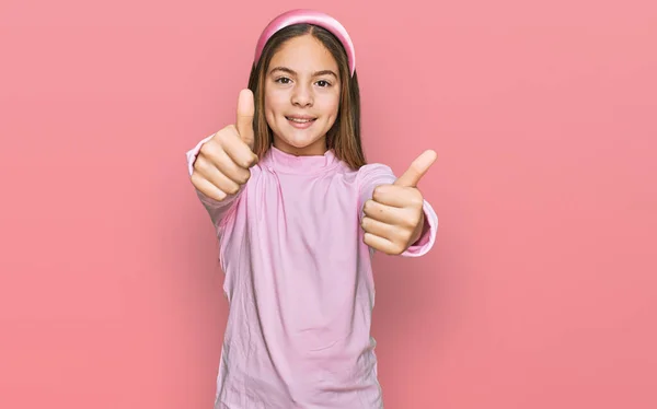 Schöne Brünette Kleine Mädchen Lässigem Rollkragenpullover Die Positive Geste Mit — Stockfoto