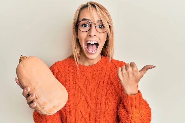 Mulher Loira Bonita Segurando Abóbora Fresca Saudável Apontando Polegar Até — Fotografia de Stock