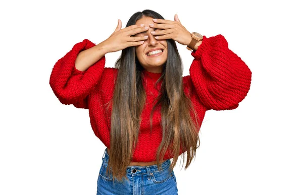 Hermosa Mujer Hispana Vistiendo Ropa Casual Cubriendo Los Ojos Con —  Fotos de Stock