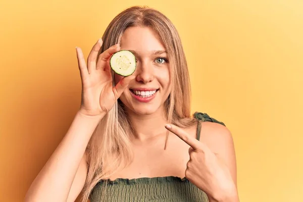 Joven Hermosa Mujer Rubia Sosteniendo Baboso Pepino Sonriendo Feliz Señalando — Foto de Stock