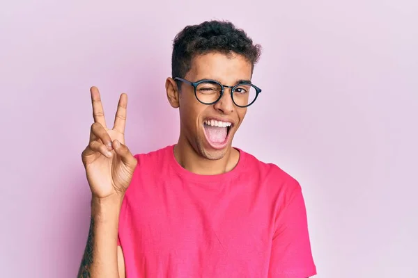 Joven Hombre Afroamericano Guapo Con Gafas Sobre Fondo Rosa Sonriendo — Foto de Stock