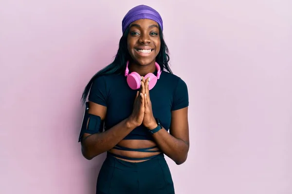 Joven Mujer Afroamericana Vistiendo Ropa Gimnasio Usando Auriculares Rezando Con —  Fotos de Stock