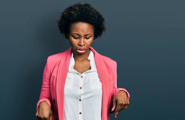 Afrikai Amerikai Afro Haj Visel Üzleti Kabát Lefelé Mutató Néz — Stock Fotó