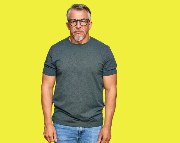 Šedovlasý Muž Středního Věku Oblečený Neformálním Oblečení Brýlích Vážným Výrazem — Stock fotografie