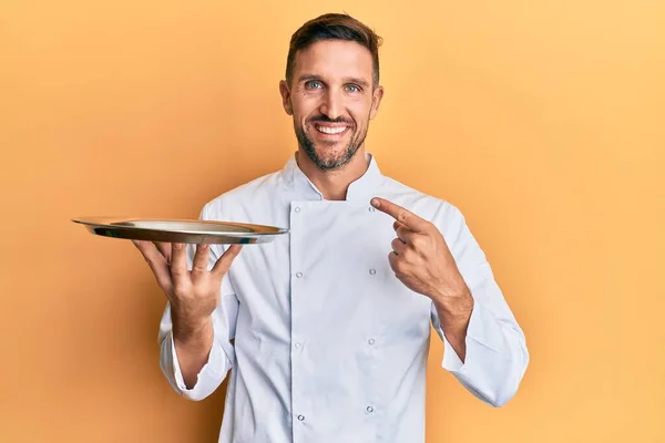 Snygg Man Med Skägg Bär Kock Uniform Innehav Silver Bricka — Stockfoto