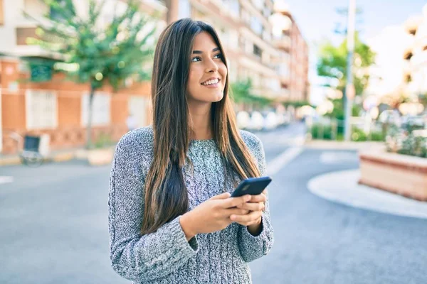 Joven Chica Hispana Hermosa Sonriendo Feliz Usando Smartphone Ciudad — Foto de Stock