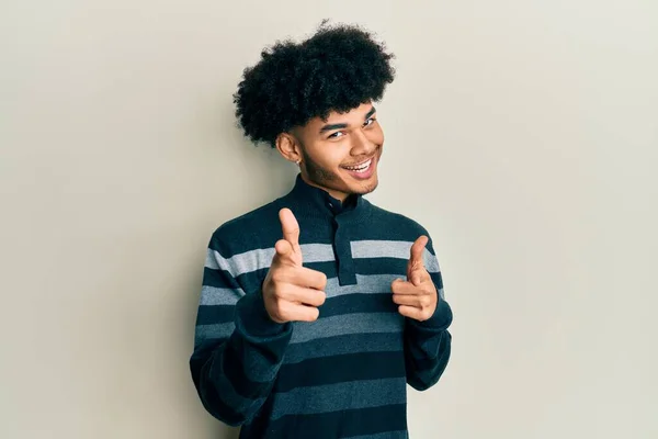 Junger Afrikanisch Amerikanischer Mann Mit Afro Haaren Lässiger Kleidung Der — Stockfoto