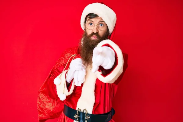 Knappe Jonge Roodharige Man Met Lange Baard Kerstman Kostuum Grote — Stockfoto