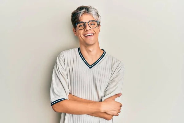 Fiatal Spanyol Férfi Alkalmi Ruhában Szemüvegben Boldog Arc Mosolyogva Keresztbe — Stock Fotó