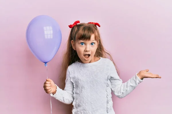 Klein Blank Meisje Kind Met Paarse Ballon Vieren Prestatie Met — Stockfoto