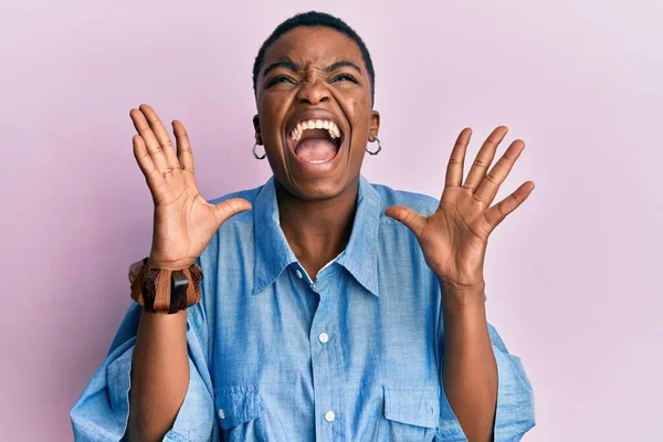 Genç Afro Amerikalı Kadın Gündelik Giysiler Giyip Başarının Çılgınlığını Kutluyor — Stok fotoğraf