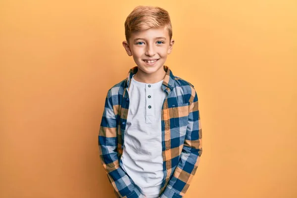 Pequeño Niño Caucásico Con Ropa Casual Que Positivo Feliz Pie — Foto de Stock