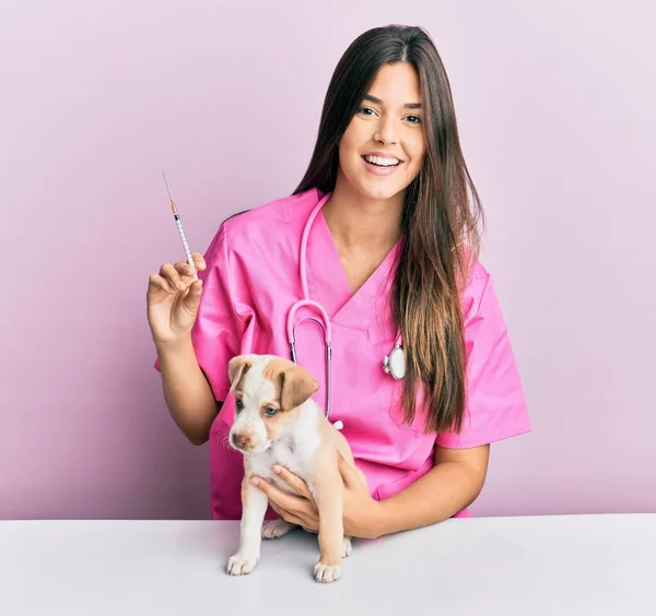 Jovem Veterinária Hispânica Menina Sorrindo Feliz Dando Injeção Para Pequeno — Fotografia de Stock