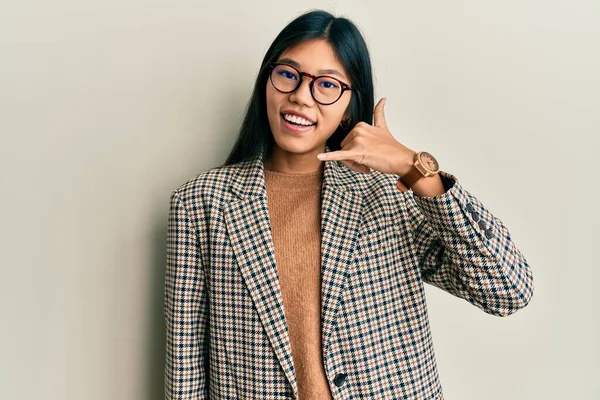 Joven Mujer China Con Estilo Negocios Gafas Sonriendo Haciendo Gesto — Foto de Stock