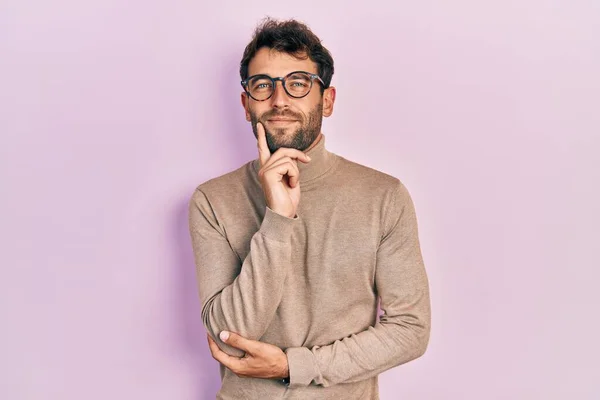 Hombre Guapo Con Barba Vistiendo Jersey Cuello Alto Gafas Mirando — Foto de Stock