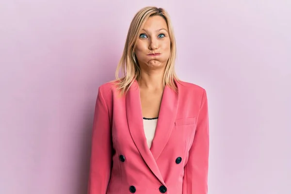 Middelbare Leeftijd Blanke Vrouw Draagt Zakelijke Jas Puffend Wangen Met — Stockfoto