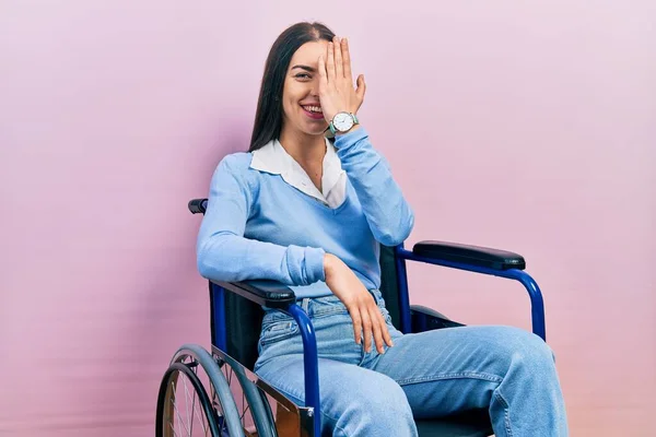 Krásná Žena Modrýma Očima Sedící Invalidním Vozíku Zakrývající Jedno Oko — Stock fotografie